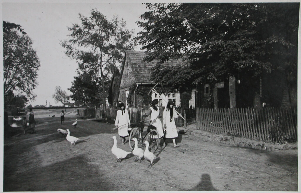 Landerijen in Monowice op de plaats van het latere bouwterrein van IG Farben, zomer 1940. Collectie: Hans Citroen
