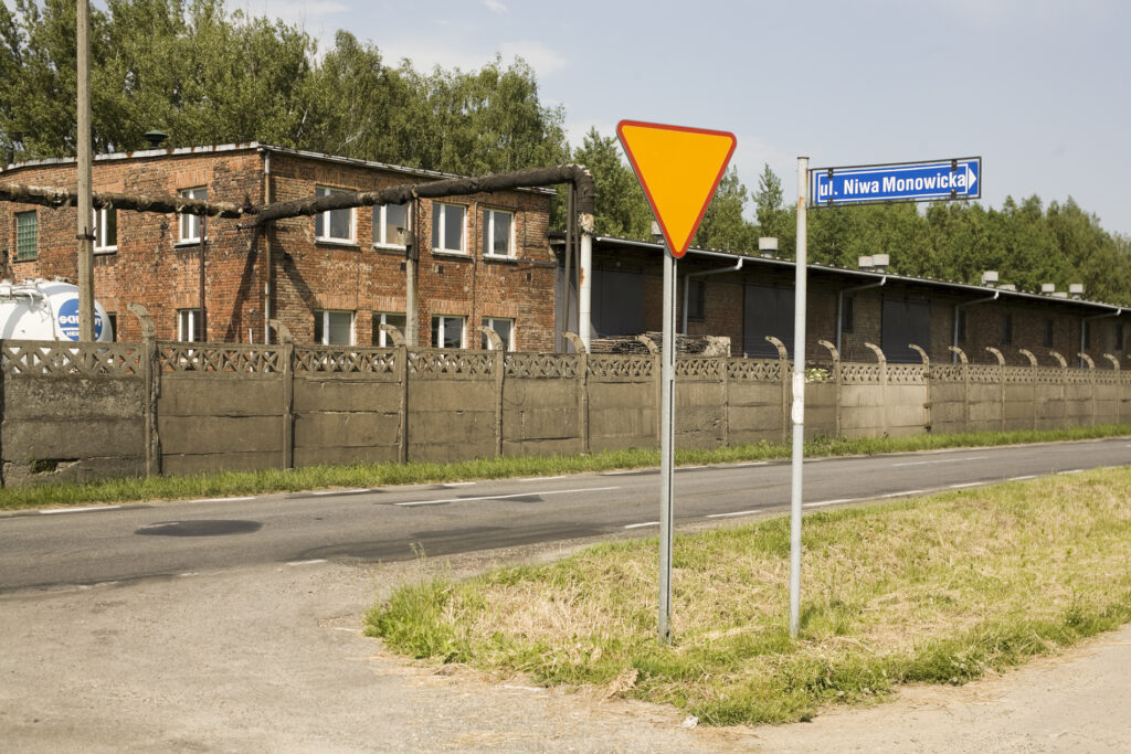 Fabrieksmuur rond het voormalige IG Farbencomplex. 2005-2009. Collectie: Hans Citroen