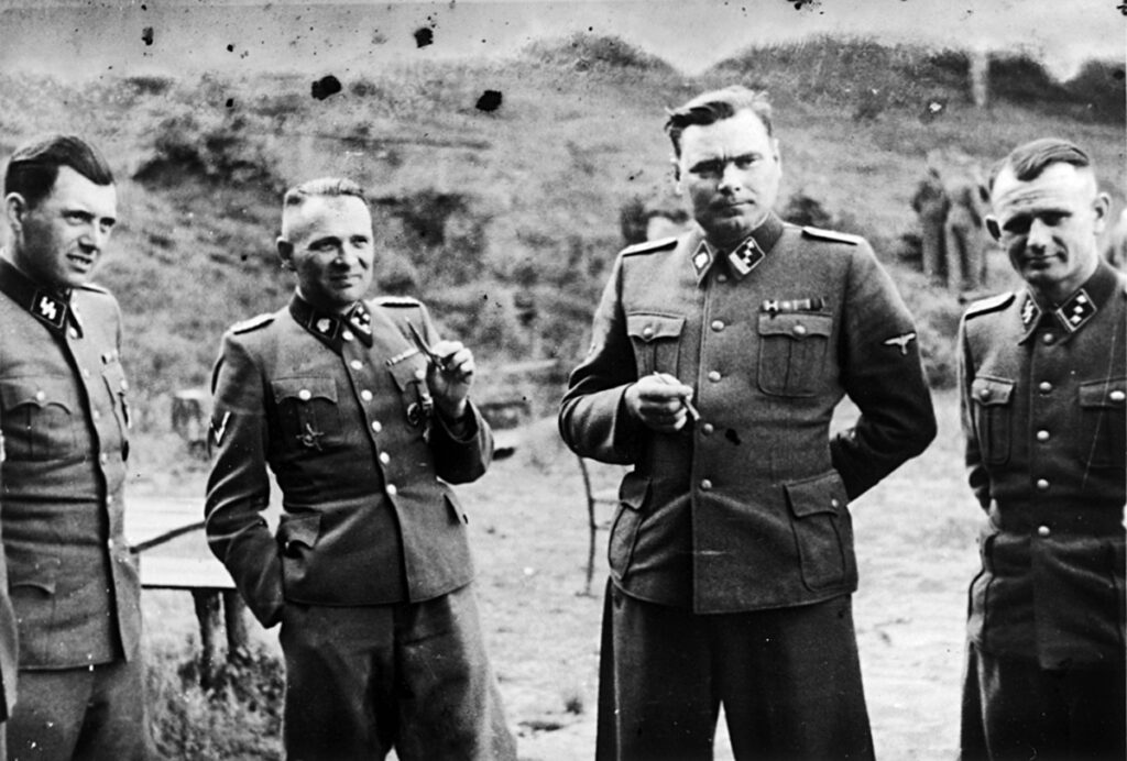 De gauche à droite : le docteur Mengele, les commandants du camp Höss, Kramer et Thumann. Collection : United States Holocaust Memorial Museum.