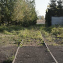 Restes de la voie ferrée installée pour relier la Bahnhof West et le camp d’Auschwitz II – Birkenau. 2005-2006. Collection : Hans Citroen