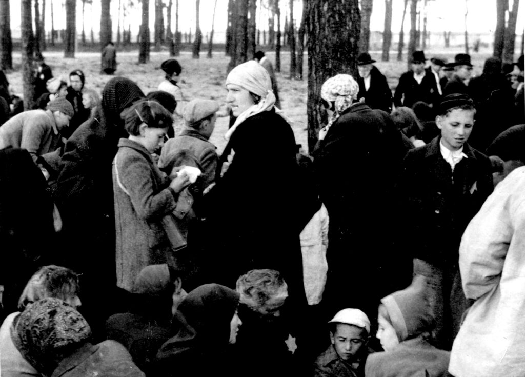 Hongaarse Joden wachten in het bosje naast de gaskamers van uitroeiingcentrum Auschwitz II-Birkenau nietsvermoedend op hun vergassing. Collectie: Yad Vashem