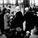 Hongaarse Joden wachten in het bosje naast de gaskamers van uitroeiingcentrum Auschwitz II-Birkenau nietsvermoedend op hun vergassing. Collectie: Yad Vashem
