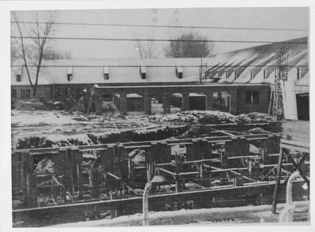 Construction du bâtiment d’accueil des détenus en 1942-1943. Aujourd’hui, le bâtiment est utilisé pour accueillir les visiteurs du musée d’Auschwitz-Birkenau. Collection : Archiwum Państwowe w Katowicach Oddzial w Oświęcimiu