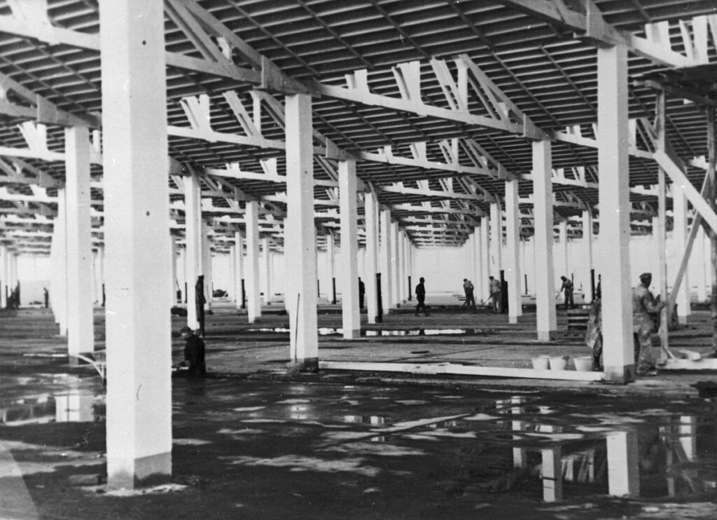Bouw van de fabriekshal van Krupp in 1942. Collectie: Hans Citroen