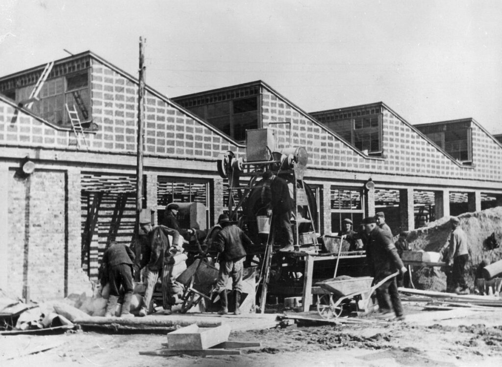 Dwangarbeid bij de bouw van de fabriekshal van Krupp in 1942. Collectie: Hans Citroen