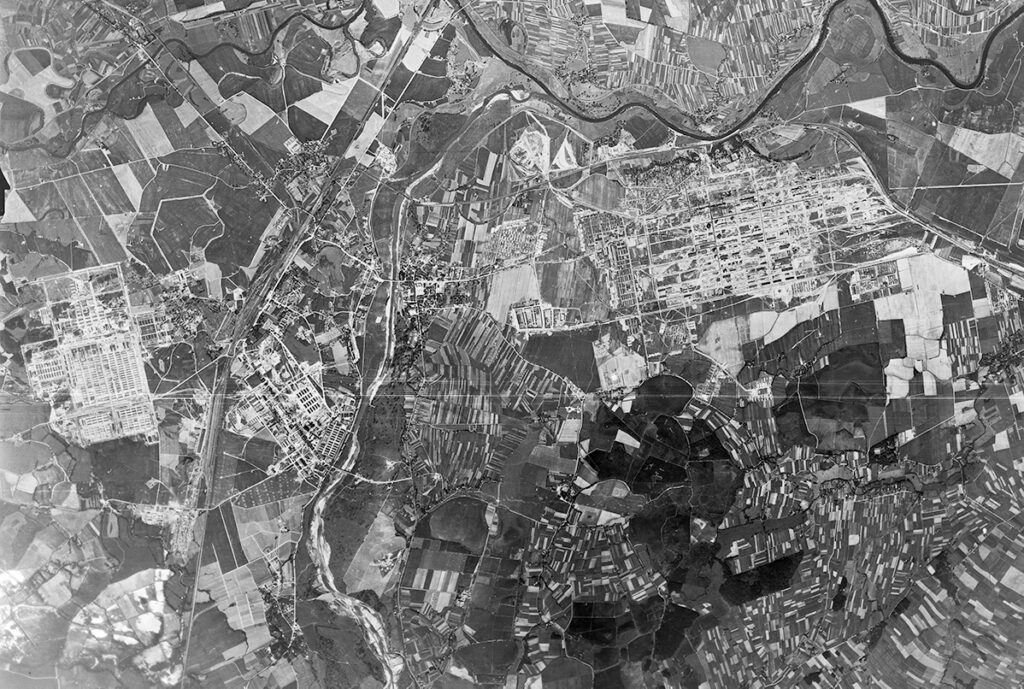 Geallieerde luchtfoto van het stadje Auschwitz en het gebied eromheen in juni 1944.