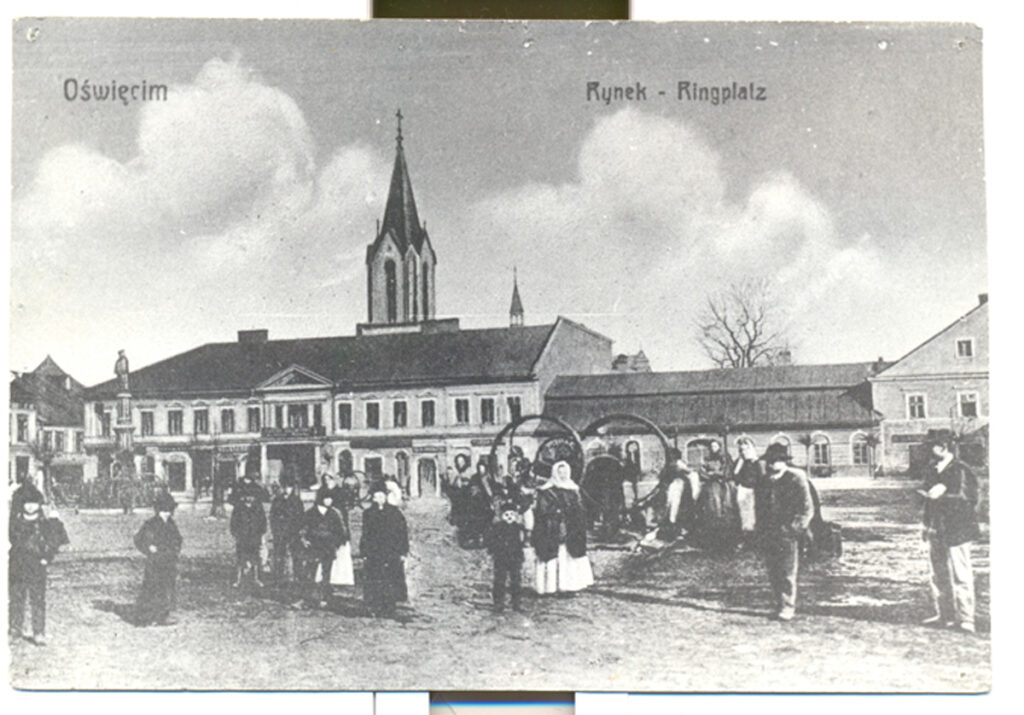 Postcard shows the central square of Oświęcim