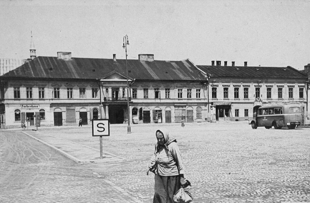 Hôtel de ville sur la place du village, dénommée place Adolf Hitler pendant la guerre, en 1940 – Collection : Hans Citroen