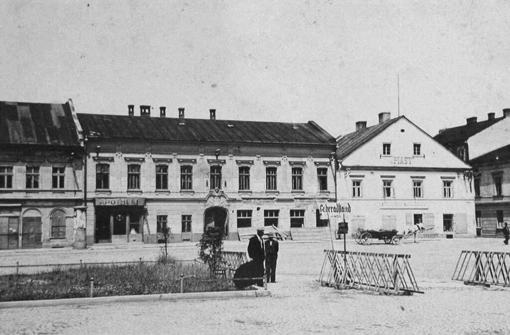 De apotheek en het hotel Piast, naast het stadhuis, in 1940. Collectie: Hans Citroen