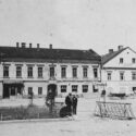 La pharmacie et l’hôtel Piast à proximité de l’Hôtel de Ville, en 1940. Collection : Hans Citroen