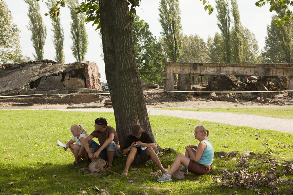 Op de achtergrond de ruïnes van de zogenaamde 'Bunker II', één van de vijf gaskamers in Birkenau (2007) : Collectie: Hans Citroen